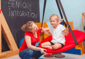 کار درمانی چطور باعث رشد اجتماعی کودک می‌شود؟